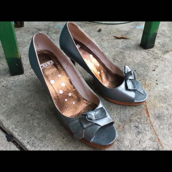 N.Y.L.A. Silvery Blue Open Toe Heels - Picture 1 of 8